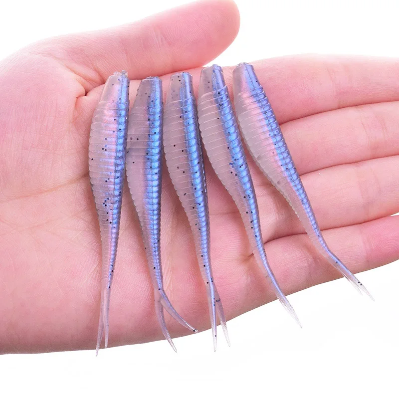 un grupo de pescado azul y blanco