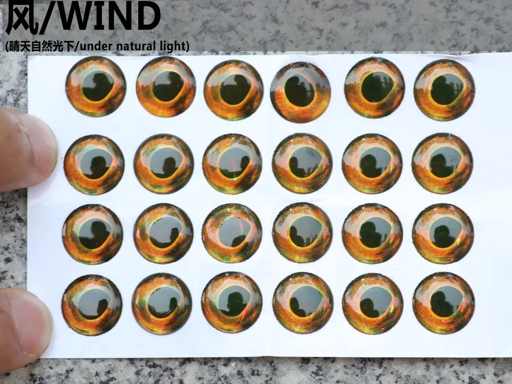 Bajo luz natural, estos ojos vibrantes y realistas muestran una mezcla fascinante de colores y profundidad