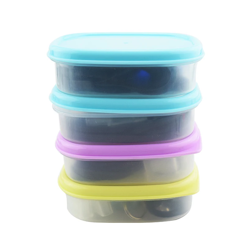 Una pila de cuatro recipientes de plástico con diferentes colores