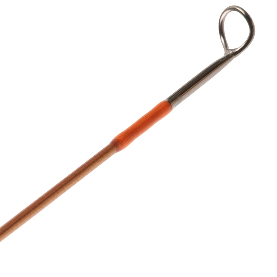 una elegante caña de pescar con un mango de bucle de metal pulido y una agarre naranja