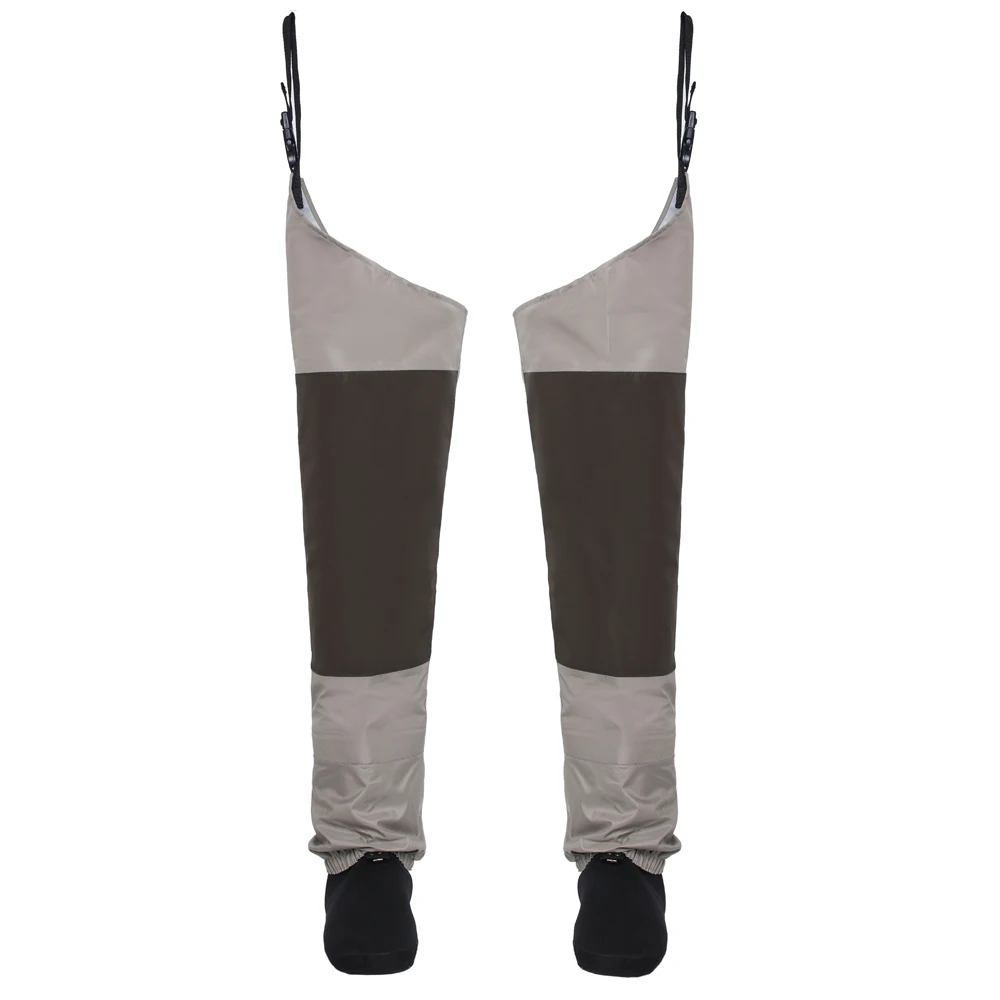 Un par de leggings o medias. Parecen estar diseñados para actividades o deportes al aire libre, dadas las rodillas reforzadas y la estructura general que sugiere durabilidad y flexibilidad.