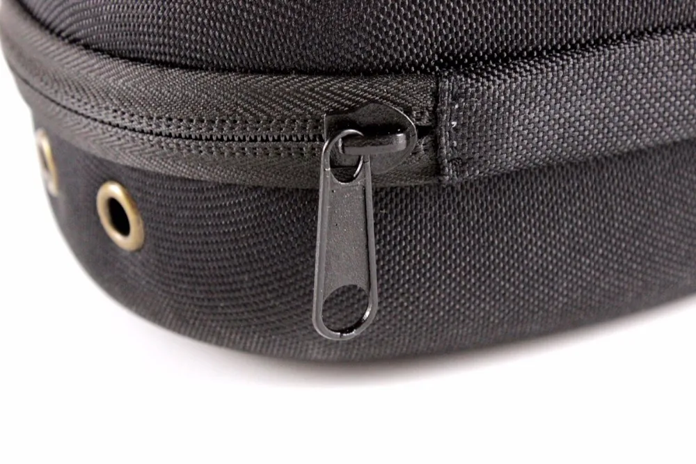 Una bolsa negra con cremallera y clip plateado