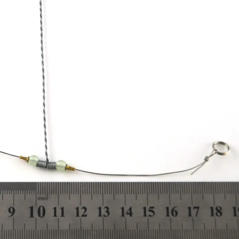 Una configuración de señuelo de pesca con una herramienta de medición para una longitud precisa