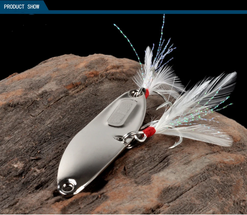 Un señuelo, que es un tipo de cebo de pesca diseñado para atraer peces. Este señuelo en particular parece ser una cuchara de metal con un anzuelo rojo y una pluma blanca adherida a la parte posterior, que probablemente tiene como objetivo agregar movimiento y atractivo visual al señuelo.