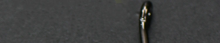 Una sola gota de líquido descansa sobre una superficie texturizada