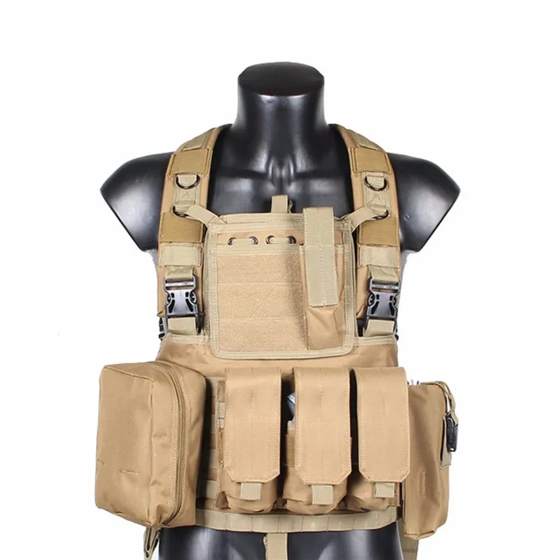 Un maniquí con un chaleco bronceado y bolsas