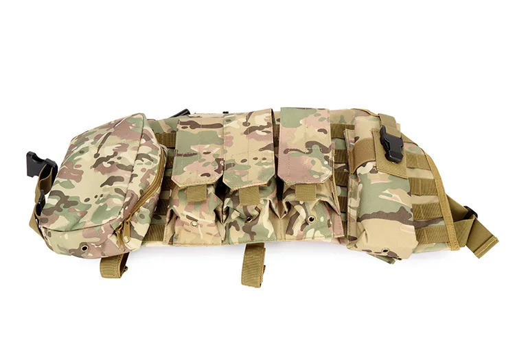 Una mochila de camuflaje con una correa negra