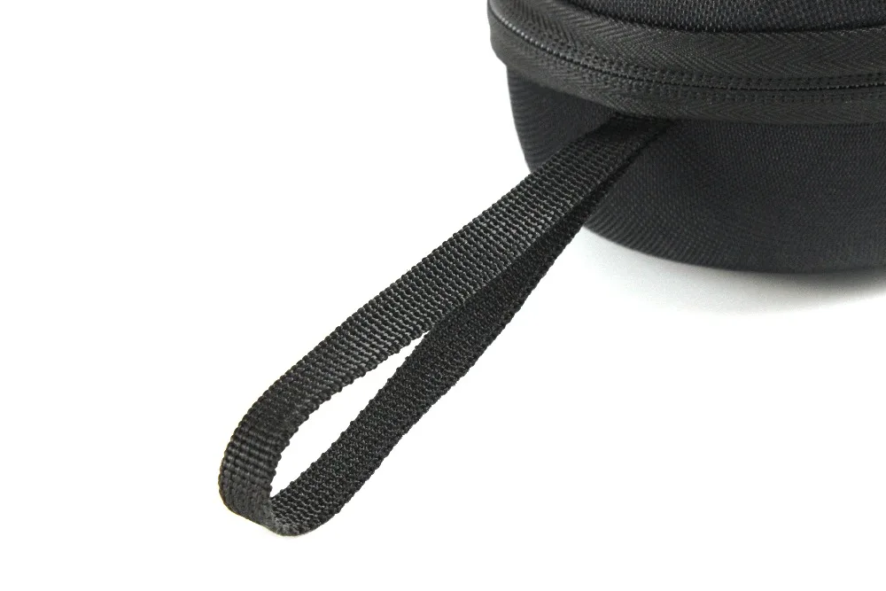 Una bolsa negra con una correa