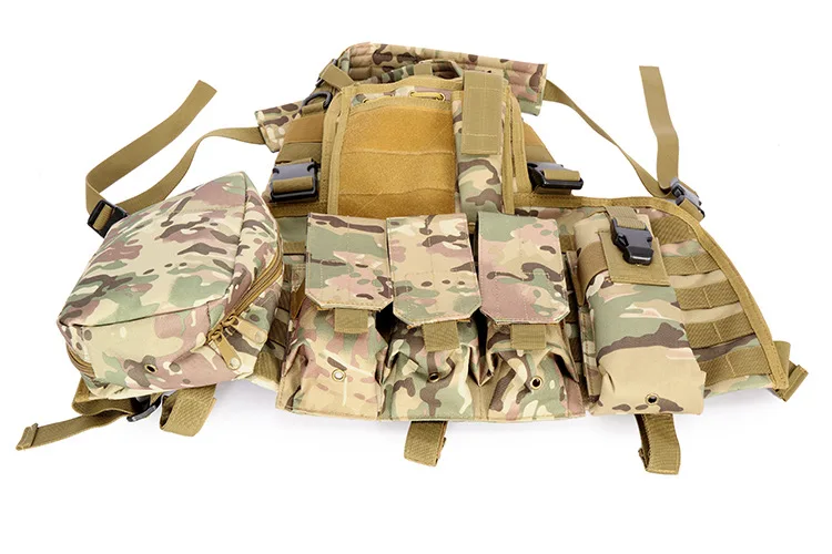 Una mochila de camuflaje con bolsa de camuflaje