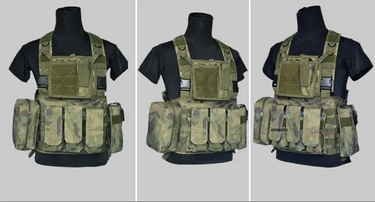 Se muestran tres chalecos de camuflaje en los maniquíes