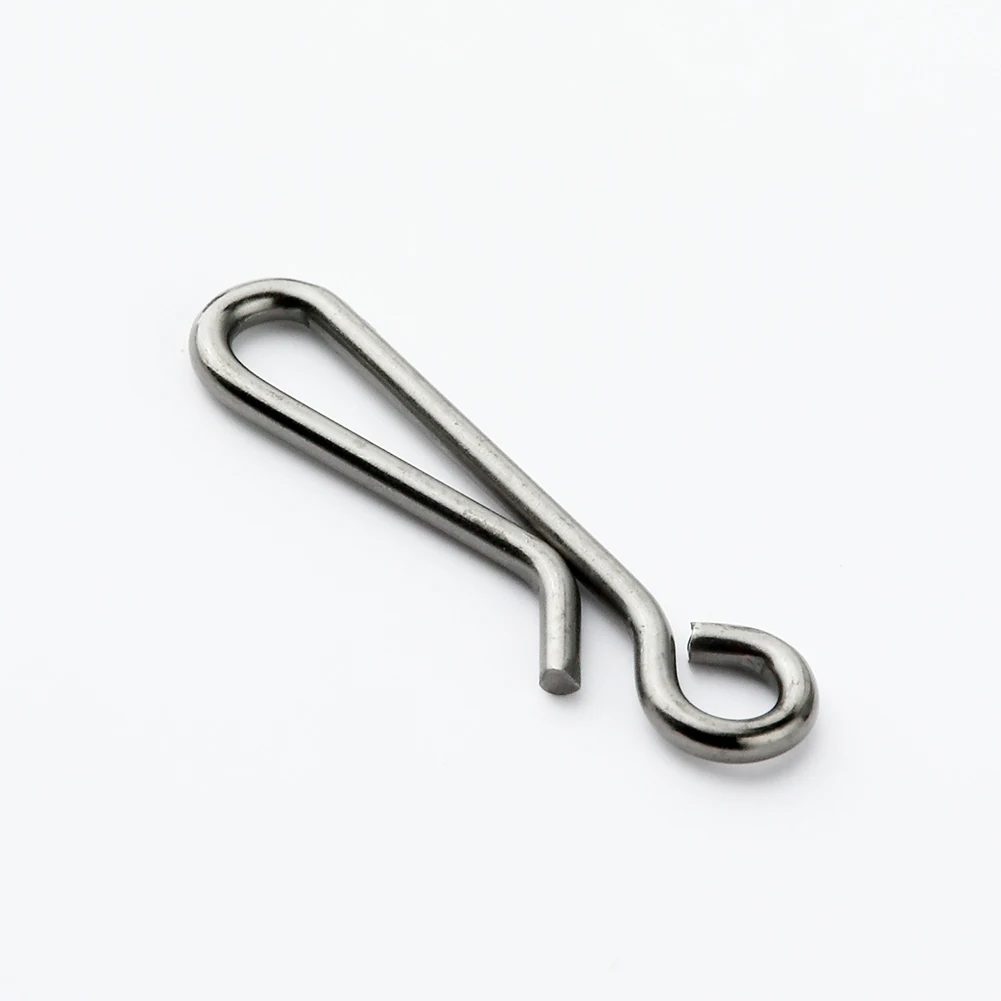 Detalle del gancho mostrando su diseño de rotación flexible y alta resistencia