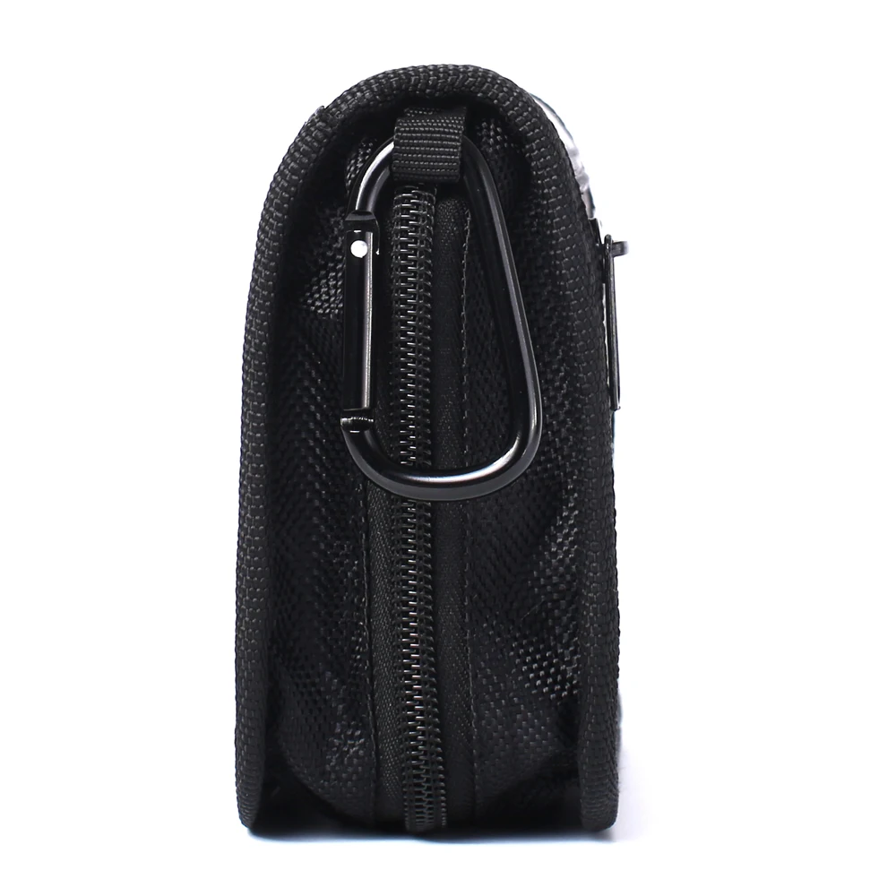 Un bolso negro con cierre de cremallera. El bolso parece estar hecho de un material texturizado, posiblemente un tipo de tela o material sintético, y tiene un tirador de cremallera metálico.
