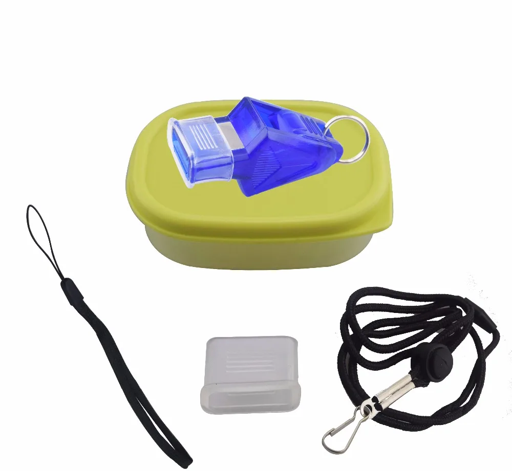 Un cordón negro y un objeto azul están al lado de un recipiente amarillo