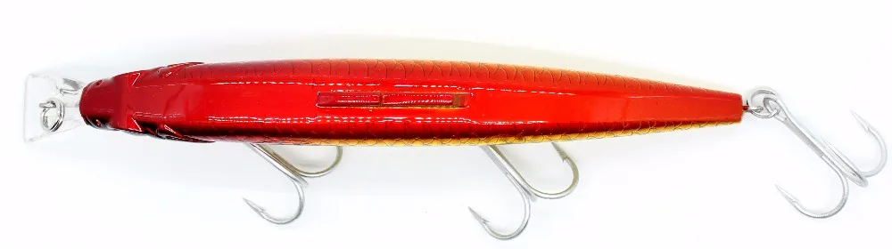 Un señuelo de pesca roja vibrante con tres ganchos de agudos, diseñados para una pesca efectiva y eficiente