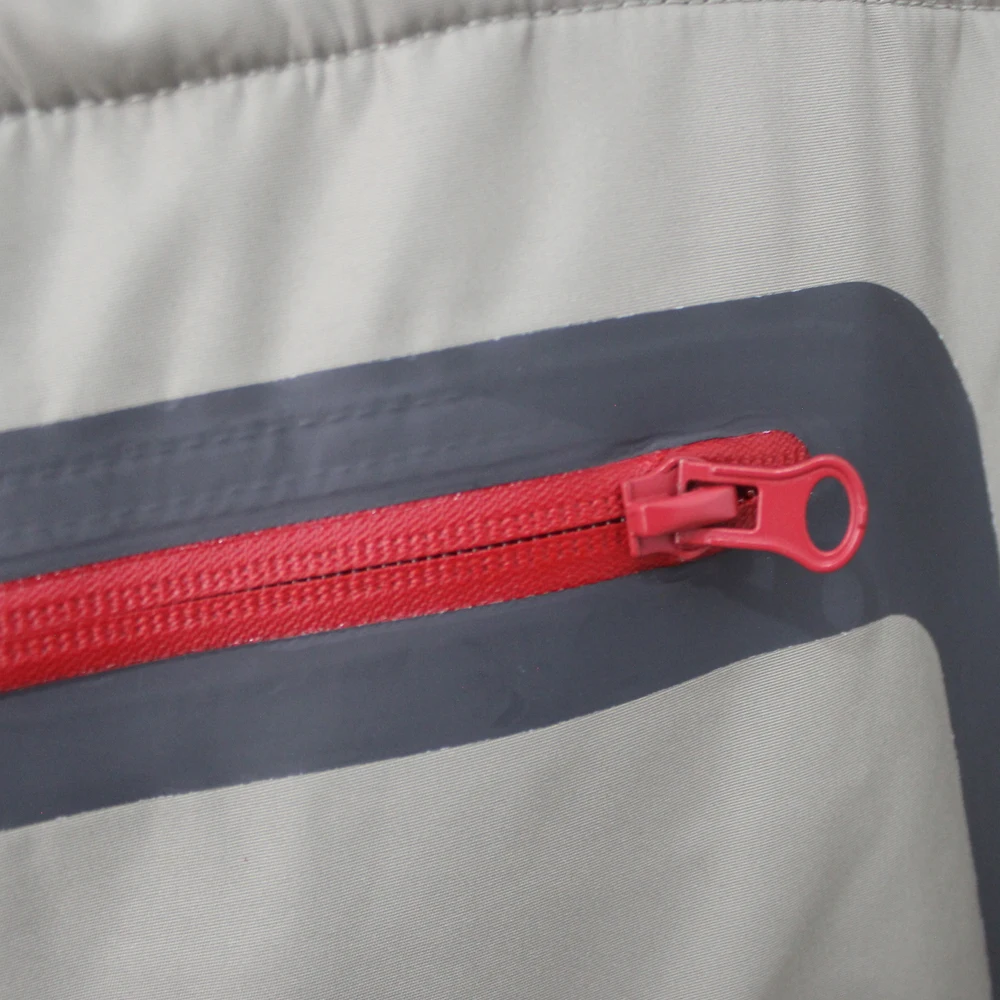 cremallera roja sobre tela de color claro