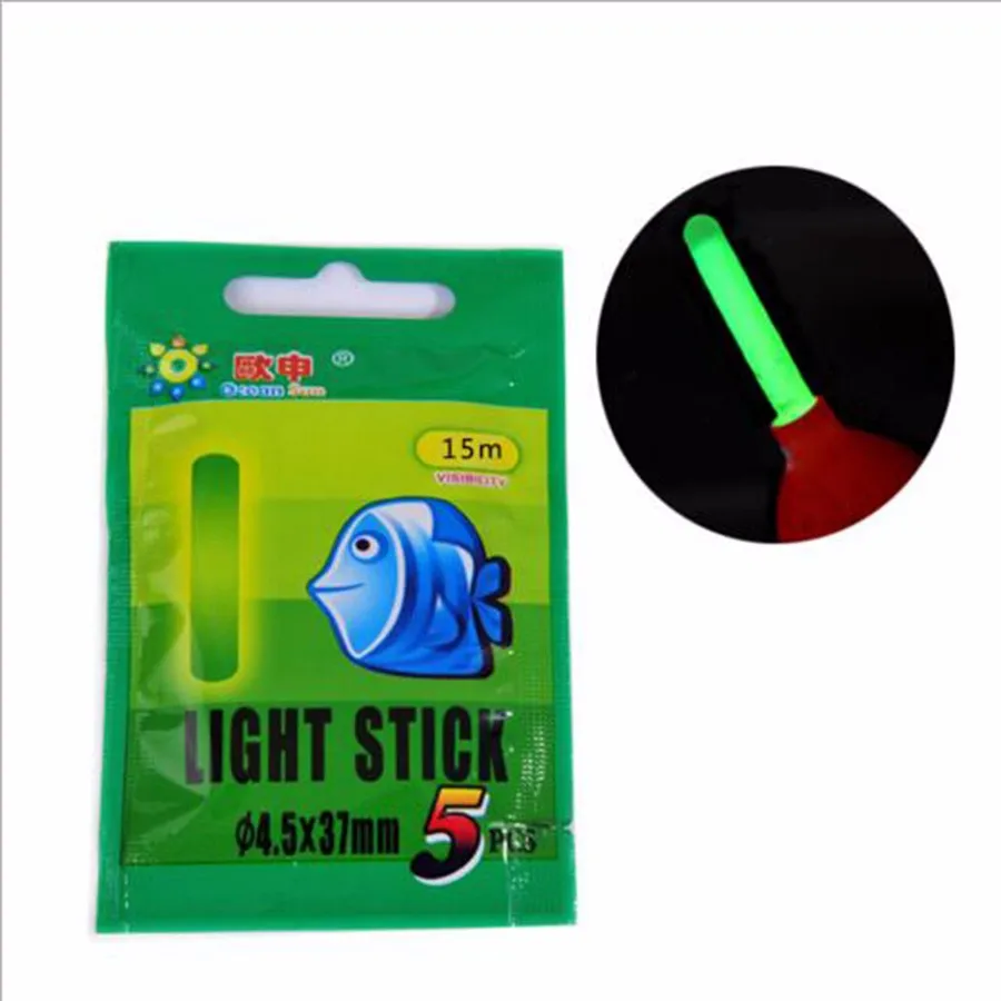 Un paquete de barras de luz y una sola barra de luz. El paquete es verde con un diseño de pez de dibujos animados y contiene cinco barras de luz. La barra de luz en sí es un tubo verde que brilla en la oscuridad cuando se activa.