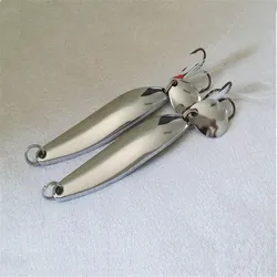 Wobbler Spinner con cuchara dorada y pluma para pesca marina