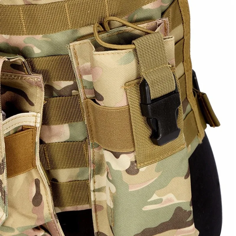 Una mochila de camuflaje con un bolsillo en el frente