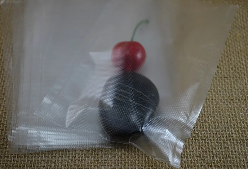 Una cereza fresca y vibrante y una ciruela, lista para una experiencia culinaria encantadora