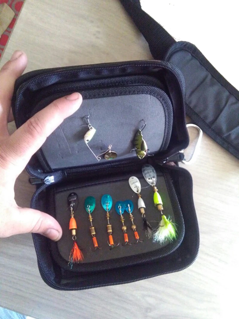Un organizador de aparejo de pesca compacta con varios señuelos perfectamente dispuestos para un fácil acceso