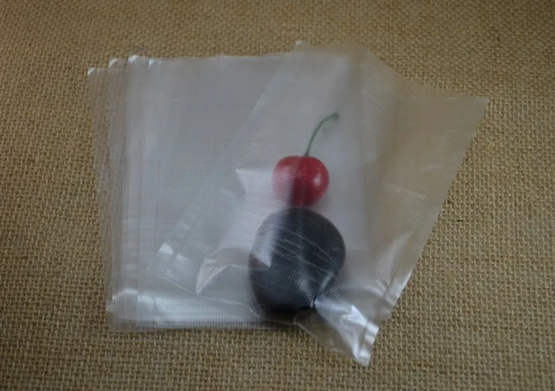 Se muestran una cereza y una piedra negra en una bolsa de plástico transparente