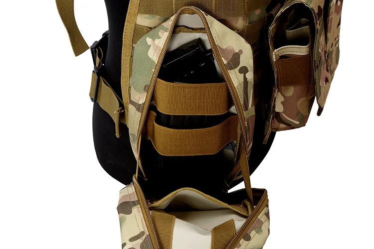 Una mochila de camuflaje con una correa negra