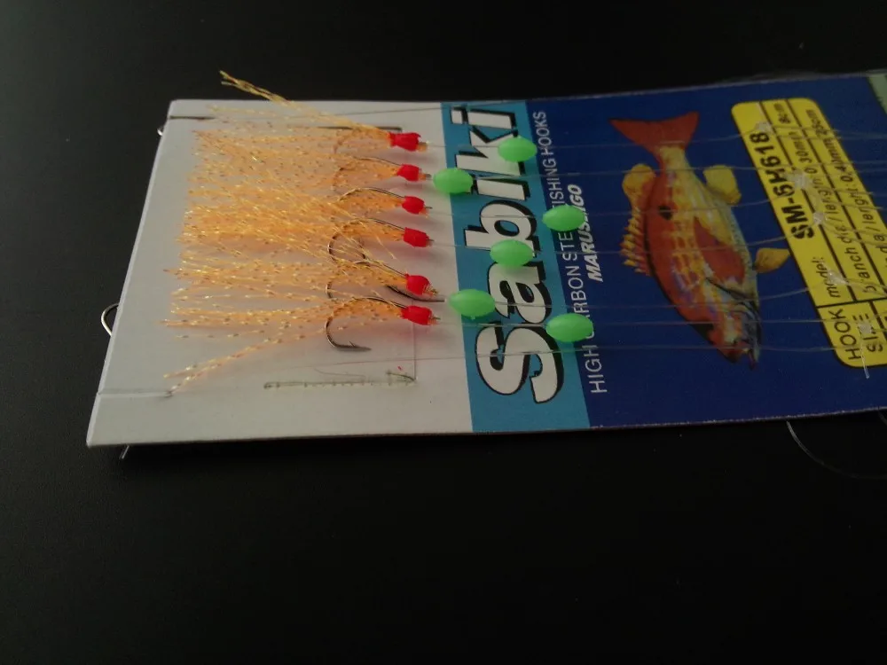 un paquete de ganchos de pesca y cebo colorido diseñado para una pesca efectiva