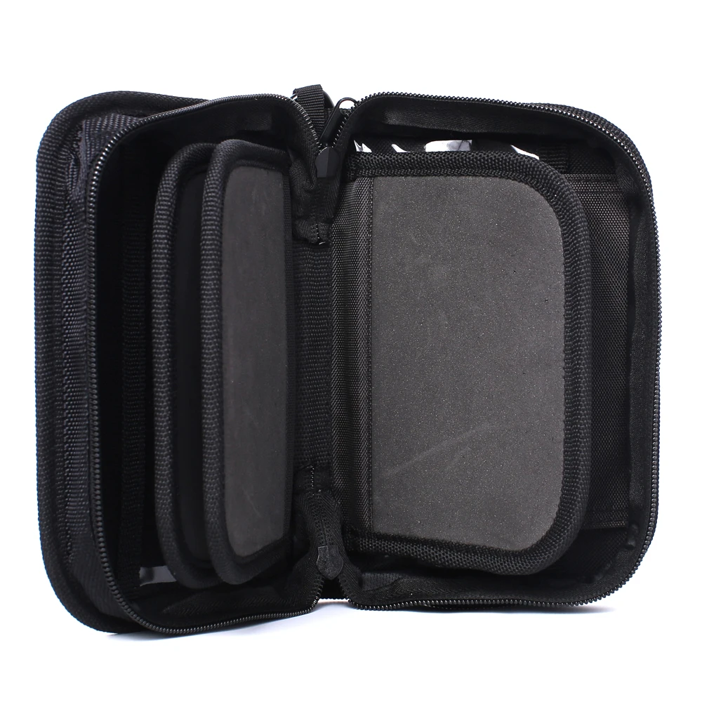 Una funda protectora negra con múltiples compartimentos. Parece estar diseñado para contener dispositivos o accesorios electrónicos, posiblemente para una cámara u otro equipo. Los compartimentos están acolchados y parecen estar diseñados para asegurar los artículos en su lugar.
