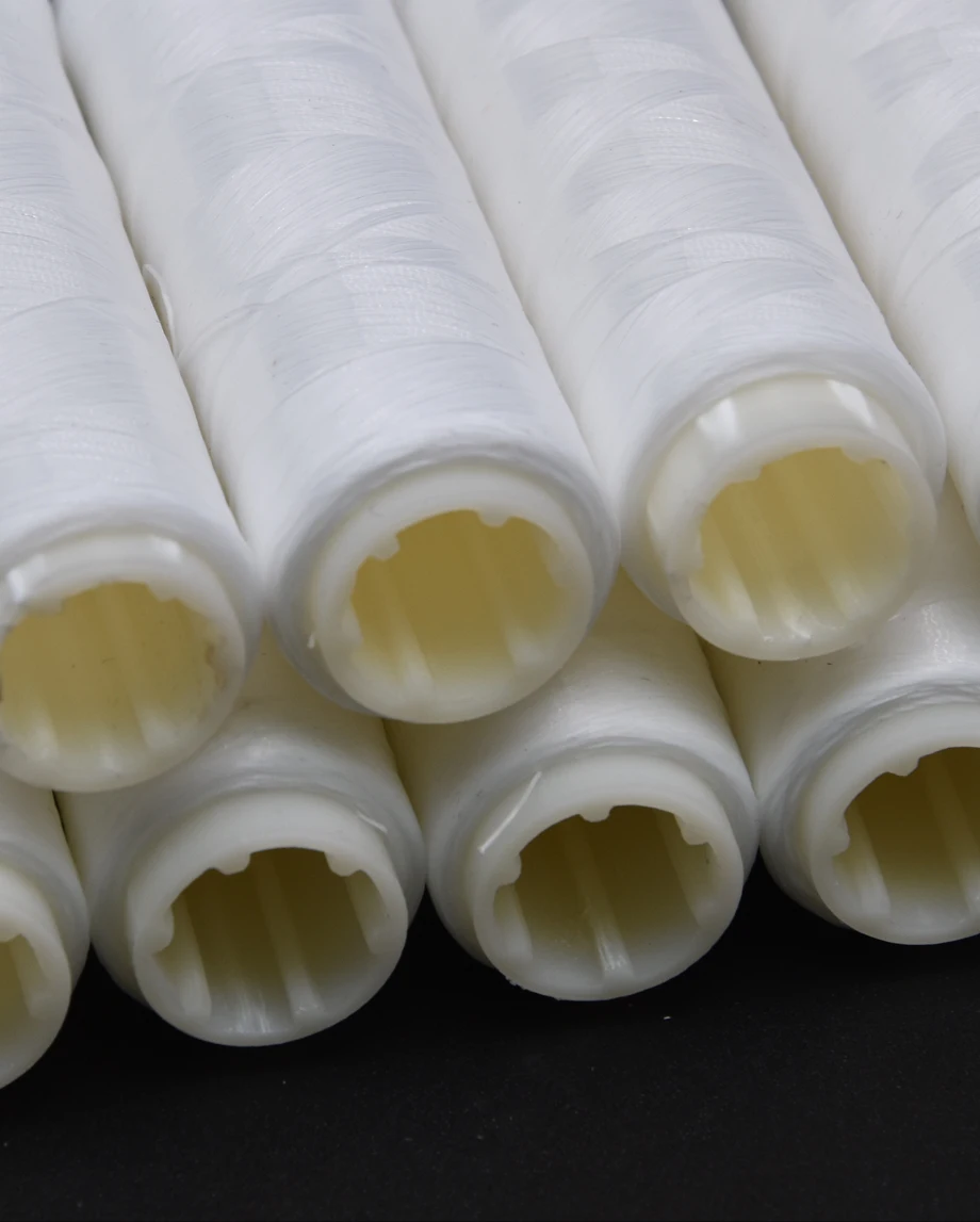 Cebo elástico mostrando su diseño para sujetar carne de pescado, camarones y hígado de pollo