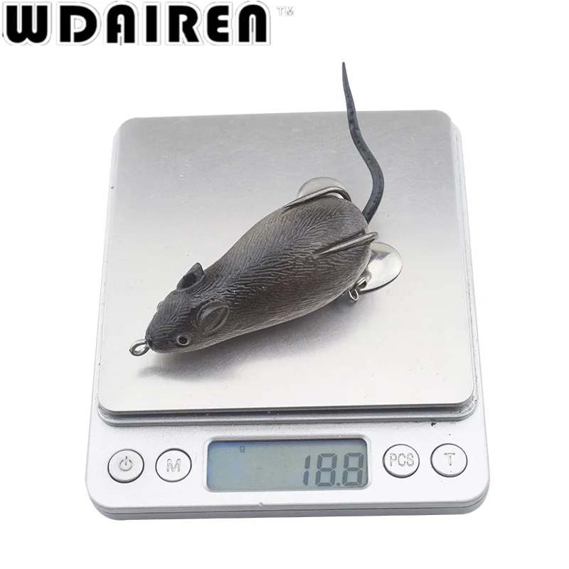 Señuelo WD-454 fotografiado sobre la palma de la mano para apreciar su tamaño