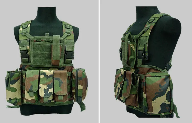 Un chaleco de camuflaje y pantalones se muestran en un maniquí