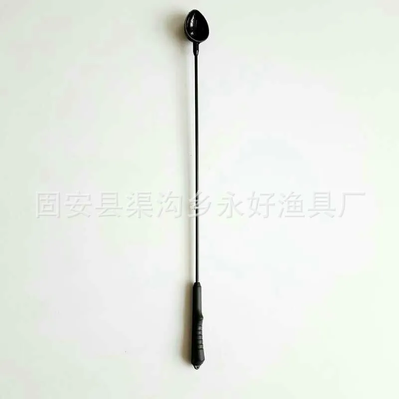 Una cuchara de mango largo diseñada para una fácil agitación y porción