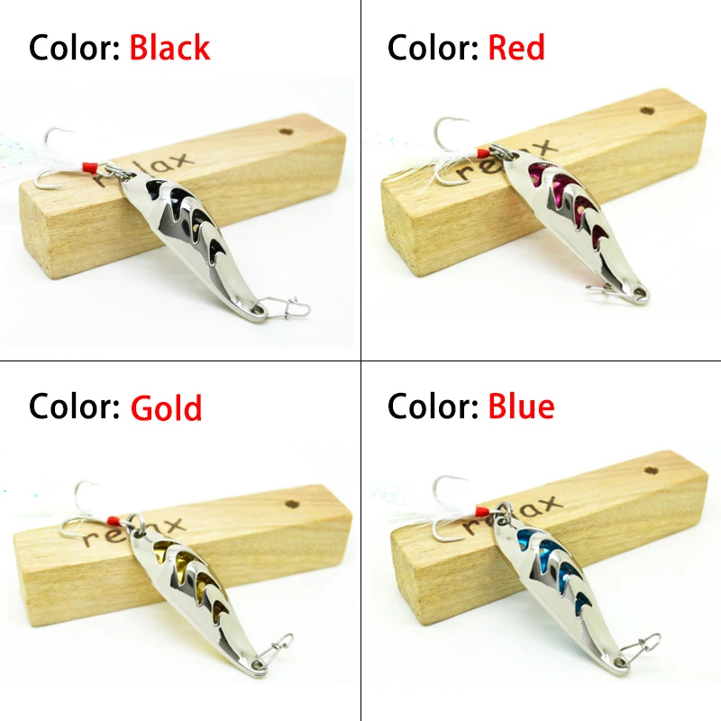 Una colección de cuatro señuelos de pesca de diferentes colores. Cada señuelo está sujeto a un bloque de madera con la palabra REX escrita en él. Los señuelos están diseñados para parecerse a los peces y están destinados a usarse como cebo para atraer peces.