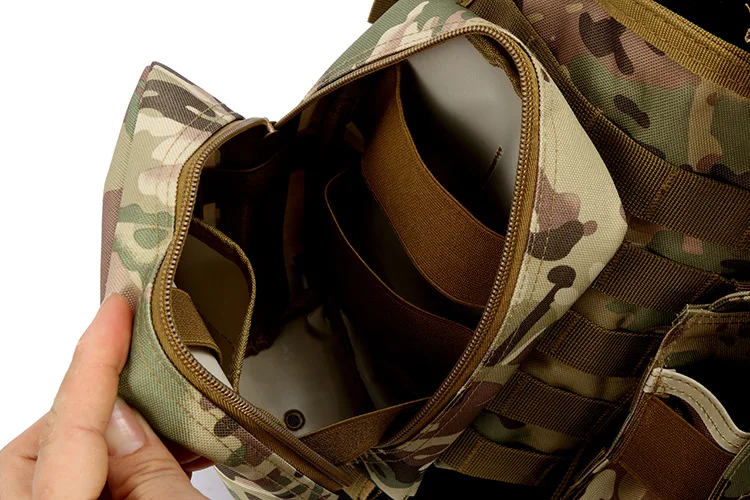 Una persona que sostiene una bolsa de camuflaje con cremallera