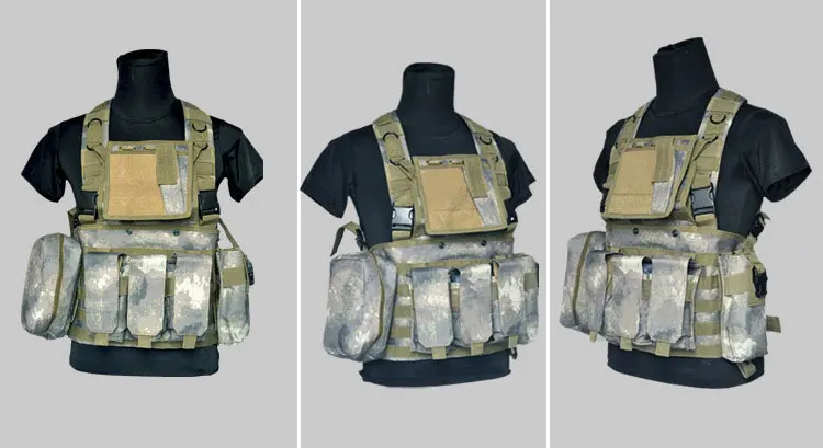 Se muestran tres chalecos de camuflaje diferentes en un maniquí