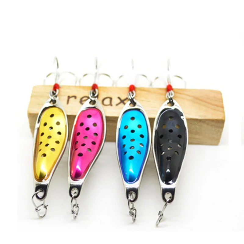 Un conjunto de cuatro señuelos coloridos que se utilizan para pescar. Cada señuelo tiene un color diferente: amarillo, rosa, azul y negro. Están diseñados para parecerse a los peces y normalmente se utilizan para atraer peces a un hilo de pescar.