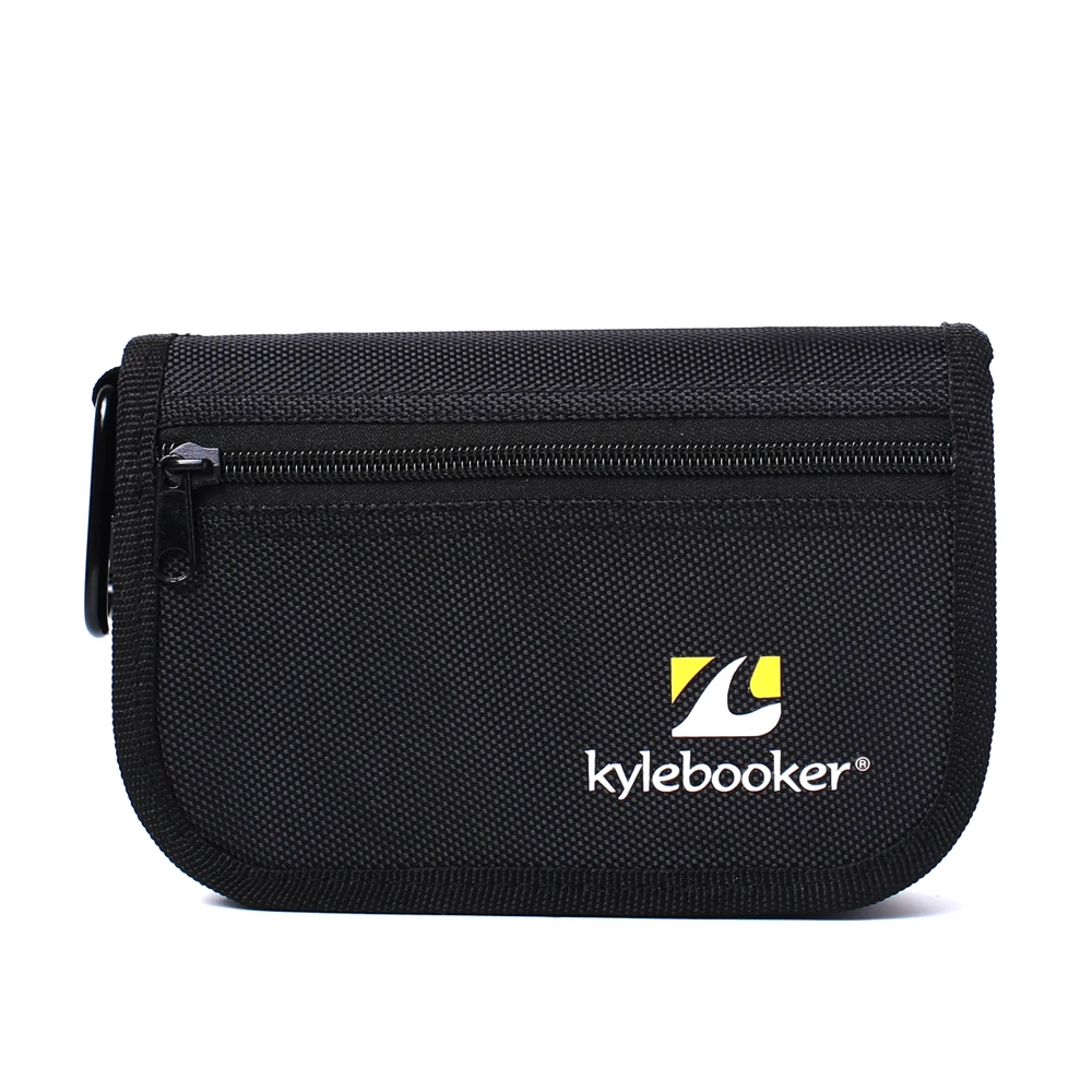 Un estuche negro con cierre de cremallera. En el frente del estuche, hay un logotipo que dice kylebooker con un diseño estilizado en forma de onda encima del texto.