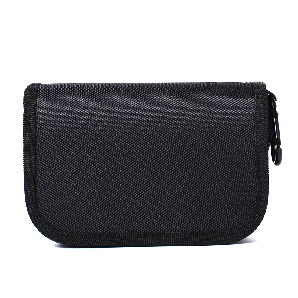 Un bolso o billetera negra con una superficie texturizada. Parece ser un diseño simple y compacto, posiblemente pensado para llevar objetos pequeños como tarjetas, dinero en efectivo o llaves.