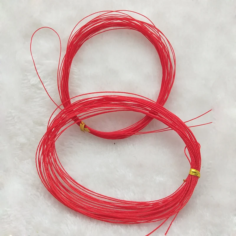 Un paquete de cuerdas rojas vibrantes perfectas para elaboración o decoración