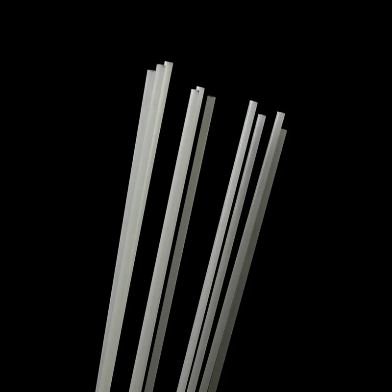 Explore la elegancia de la simplicidad con estos elegantes palos blancos modernos