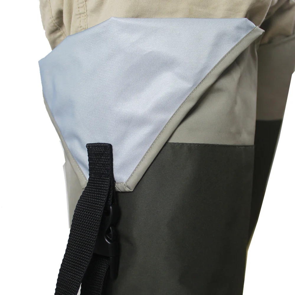 Un primer plano de una prenda de vestir, concretamente de un trozo de una chaqueta o de un bolso con cierre de solapa. La solapa está hecha de una tela azul claro y parece estar asegurada con una correa negra que tiene una hebilla.