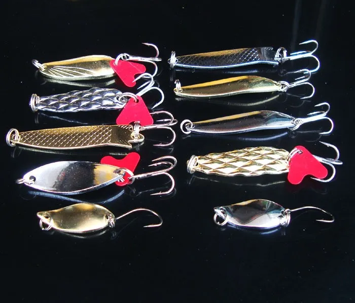 Señiva de pesca metálica brillante con acentos rojos, perfecto para atrapar peces