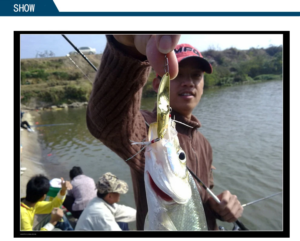 Persona que sostiene un pez que ha sido capturado mientras pescaba. El pez parece ser una lobina negra, identificable por su boca distintiva y el patrón de sus escamas.