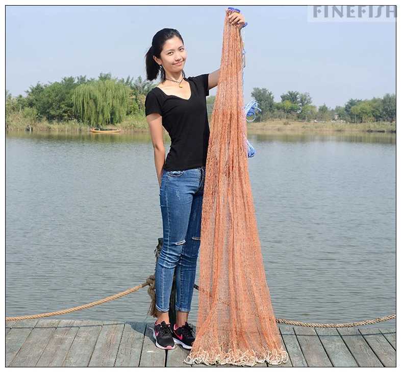 Disfrutando de un día junto al lago con red de pesca