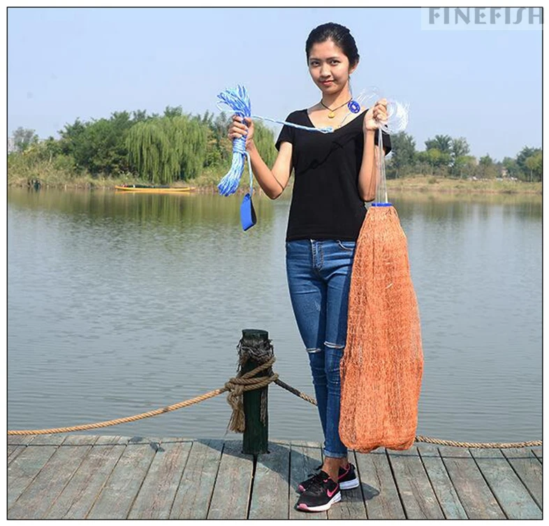 Disfrutando de un día junto al lago con equipo de pesca