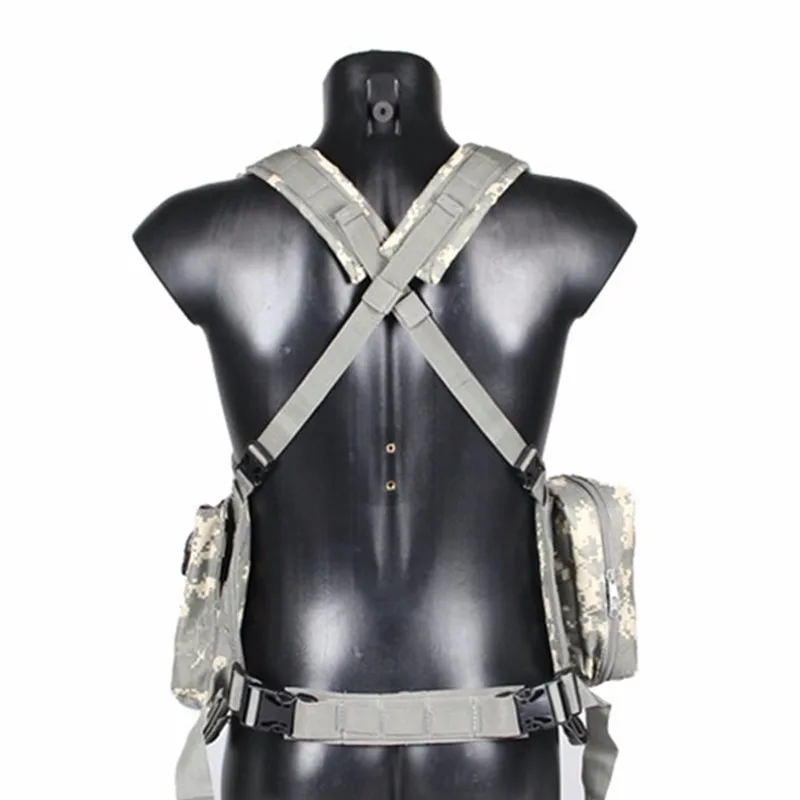 Un maniquí con una mochila y chaleco de camuflaje