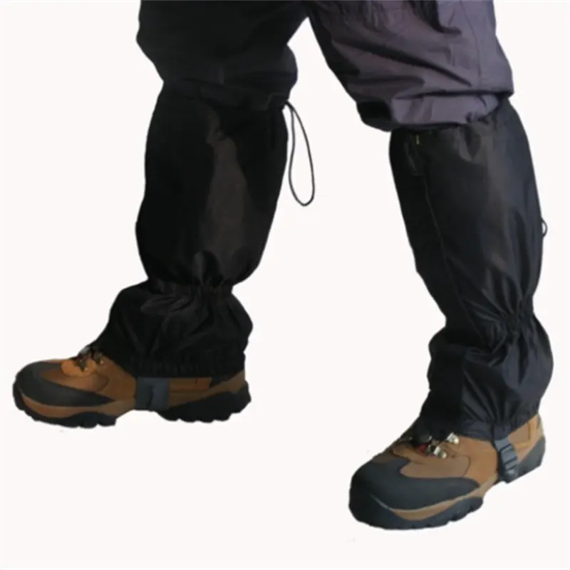 Polainas impermeables colocadas sobre botas en un entorno de montaña