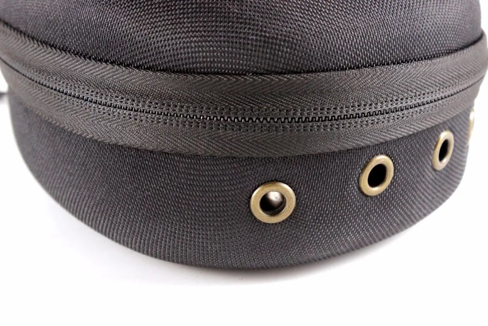 Una bolsa negra con una hebilla dorada