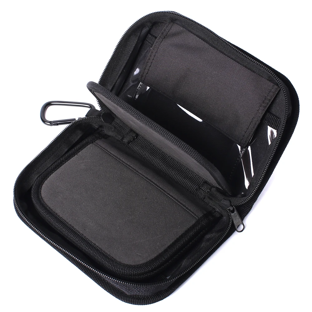 Una funda protectora negra para una tableta o un portátil pequeño. Parece tener un asa en la parte superior para transportarlo y un cierre de cremallera para asegurar el contenido en el interior. El estuche está diseñado para brindar protección al dispositivo contra rasguños e impactos.