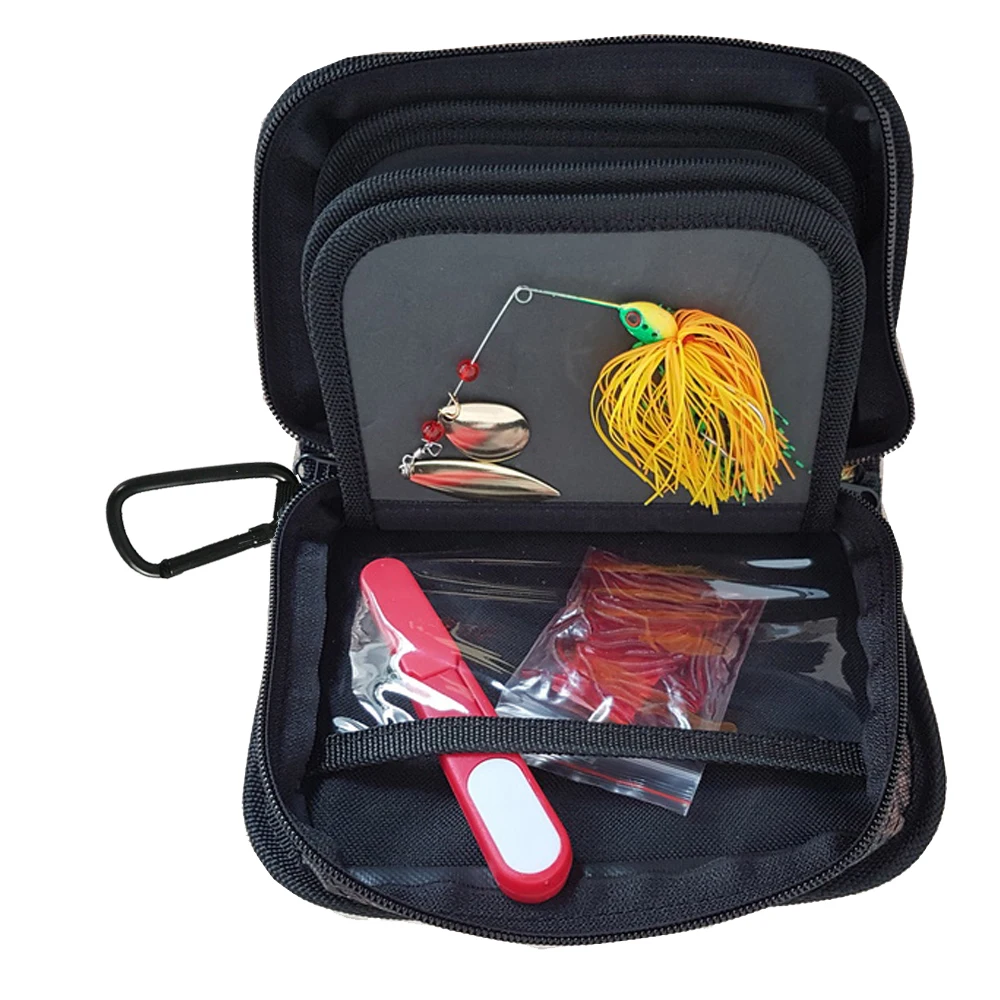 Una caja de aparejos de pesca con varios señuelos y accesorios de pesca. Hay al menos dos tipos de señuelos visibles: uno con un diseño de cuchara roja y plateada, y otro con una cola de plumas amarilla y verde.